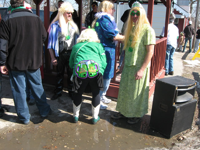 /pictures/ST Pats Float 2009 - No snow our guys keep draging/IMG_1429.jpg